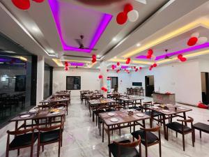 Hotel Shri Raghuvansh餐厅或其他用餐的地方