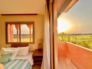 een slaapkamer met een bed en een raam met uitzicht bij Chanel in Marrakesh