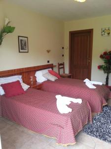 two beds sitting next to each other in a room at Ristoro Saint Roch in Hone