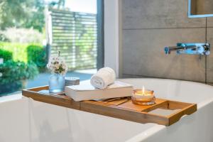 baño con bañera y bandeja de madera con velas en Parvatii Escape 15mins to CBD & Hahndorf HiddenGem, en Glenunga 29 fotos más