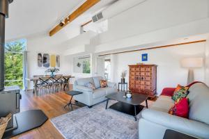 una sala de estar con un sofá y una mesa en Parvatii Escape 15mins to CBD & Hahndorf HiddenGem, en Glenunga