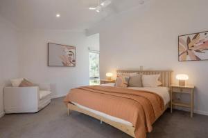 une chambre avec un lit et un canapé dans l'établissement Hillside Hideaway Sleeps 10 Stunning Views, à Howrah 39 autres photos