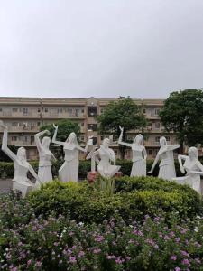 Κήπος έξω από το Home Stay 2 with Giriraj View I On Parikrama Marg I 5 mins to ISKCON & Daan Ghati