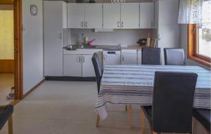 Dapur atau dapur kecil di Beautiful Home In Kongshus With Sauna
