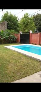 une piscine dans la cour d'une maison dans l'établissement La Ponderosa, à Veinticinco de Mayo