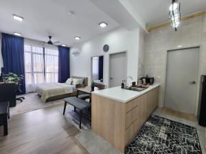 eine Küche mit Spüle und ein Wohnzimmer in der Unterkunft CasaZlyn Studio By MySky Stays at Presint 5, Putrajaya in Putrajaya