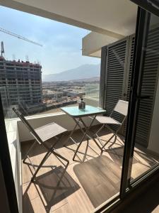 a table and chairs on a balcony with a view at Departamento 1 ambiente in Antofagasta