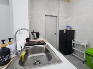 Küche/Küchenzeile in der Unterkunft CasaZlyn Studio By MySky Stays at Presint 5, Putrajaya