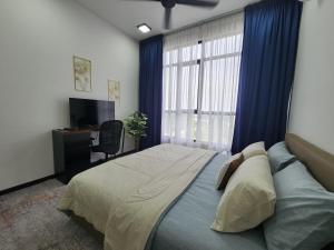 ein Schlafzimmer mit einem Bett, einem Schreibtisch und einem Fenster in der Unterkunft CasaZlyn Studio By MySky Stays at Presint 5, Putrajaya in Putrajaya + 18 Fotos