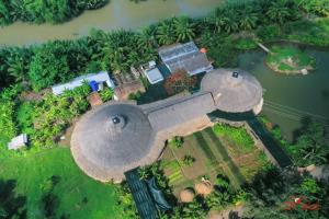 una vista sul soffitto di una casa con due cupole di Nông Trại Hải Vân - Sân Chim Vàm Hồ a Ben Tre
