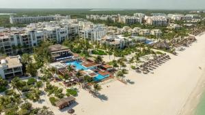 カンクンにある2BR Beach & Marina front Condo w/ Top Featuresのビーチや建物のあるリゾートの空中ビュー