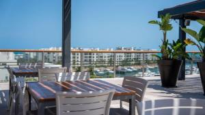 カンクンにある2BR Beach & Marina front Condo w/ Top Featuresの水辺の景色を望むパティオ(テーブル、椅子付) +42枚の写真