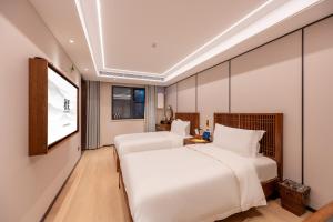 ein Schlafzimmer mit zwei Betten und einem Fenster in der Unterkunft Fuxue QiuGuo Hotel Beijing Nanluoguxiang Siheyuan Branch in Peking + 115 Fotos