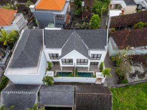 an aerial view of a house with a swimming pool at Hati Villa by Betterplace in Canggu