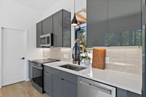 Φωτογραφία από το άλμπουμ του Sunbeam Tiny Home Cozy Deck Fall Mountain Air σε Young Harris