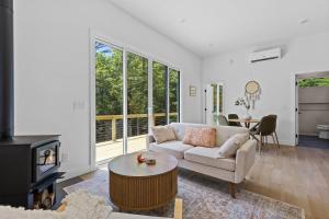 Φωτογραφία από το άλμπουμ του Sunbeam Tiny Home Cozy Deck Fall Mountain Air σε Young Harris +15 φωτογραφίες