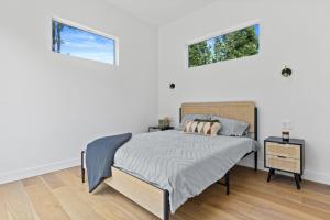 Postel nebo postele na pokoji v ubytování Woodstar Tiny House 1br1ba Deck & Pool Access