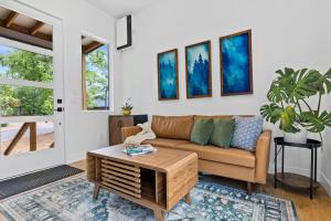 Φωτογραφία από το άλμπουμ του Woodstar Tiny House 1br1ba Deck & Pool Access σε Young Harris