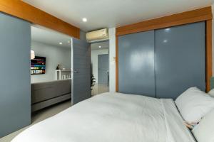 Giường trong phòng chung tại 1 Bedroom Studio renovated Ratchaporn Condominium Kathu +27 ảnh