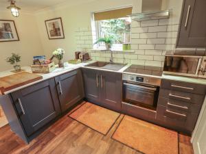 eine Küche mit Spüle und Herd oberen Backofen in der Unterkunft Marsh View Cottage in Skegness + 15 Fotos