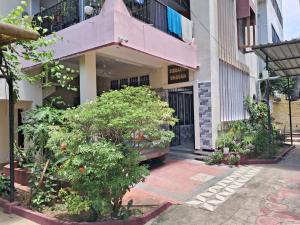グワーハーティーにあるDorika Homestay, Guwahatiの前に木がある建物