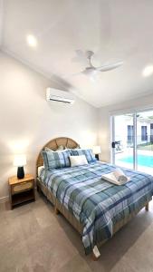 een slaapkamer met een bed en een groot raam bij Perfection in Pallarenda With Pool in Pallarenda +15 foto's