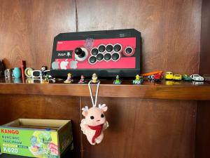 Un adorno de juguete de Hello Kitty en un estante con una radio. en Tuyết Mai Hotel, en Da Lat 85 fotos más
