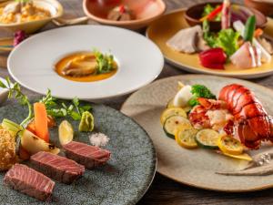 eine Gruppe von Lebensmittelplatten auf einem Tisch in der Unterkunft KAMENOI HOTEL SHIOBARA Dog Friendly Hotel in Nasushiobara + 70 Fotos