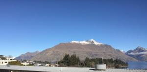 QT Apartment في كوينزتاون: اطلالة على جبل وجسم ماء