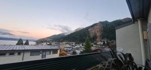 QT Apartment في كوينزتاون: اطلاله على مدينه من عماره جبليه