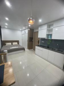 Kuchyň nebo kuchyňský kout v ubytování VM Apartment võng thị,The Lakeview - West Lake