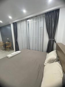 Postel nebo postele na pokoji v ubytování VM Apartment võng thị,The Lakeview - West Lake