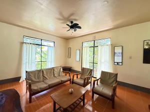 Posezení v ubytování Victordelia Hilltop Hostel