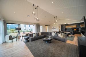 Χώρος καθιστικού στο Southern Solace - Te Anau Holiday Home