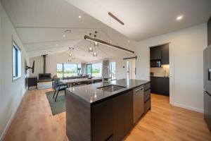 Η κουζίνα ή μικρή κουζίνα στο Southern Solace - Te Anau Holiday Home