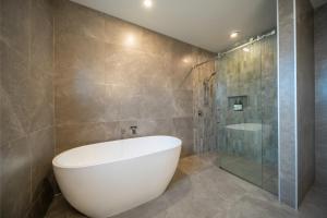 Ένα μπάνιο στο Southern Solace - Te Anau Holiday Home +32 φωτογραφίες