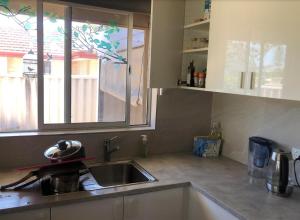 Nhà bếp/bếp nhỏ tại Airport Master Room