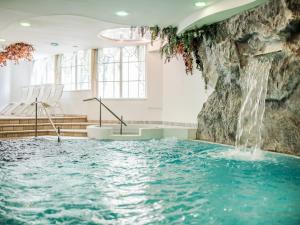 Bazén v ubytování Hotel Alpenjuwel nebo v jeho okolí