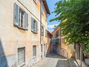 Un callejón en un casco antiguo con edificios. en Appartamento con piccolo giardino Cannero Riviera, en Cannero Riviera