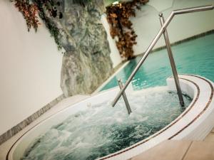 Bazén v ubytování Hotel Alpenjuwel nebo v jeho okolí