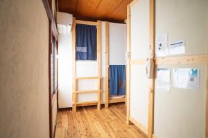 Postel nebo postele na pokoji v ubytování ゲストハウス黒島