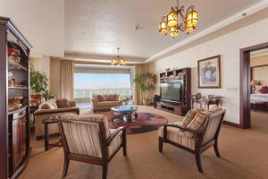 A television and/or entertainment centre at Radisson Blu Hotel & Convention Center, Alexandria