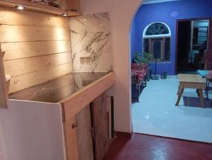 un mostrador en una habitación con una pared en NR homestay, en Negombo