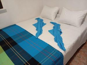 Una cama con un Jumeirah azul encima. en NR homestay, en Negombo 2 fotos más