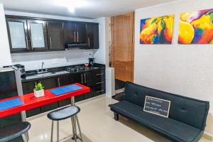 a kitchen with a bench and a table and a counter at Apartamentos Yuly Duque 302-401-404 in Bucaramanga +38 photos