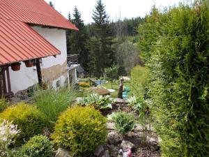 einen Garten vor einem Haus mit Bäumen in der Unterkunft Penzión Eva in Stará Voda