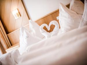 Postel nebo postele na pokoji v ubytování Hotel Alpenjuwel
