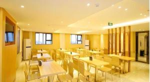 徐闻City Comfort Inn Zhanjiang Xuwen Port Wharf Chengdong的有桌椅和窗户的餐厅 更多37张照片