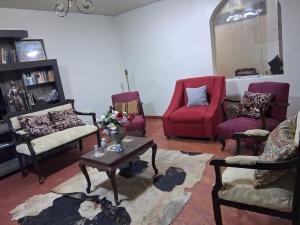 a living room with chairs and a coffee table at Casa Chucuito in Chucuito