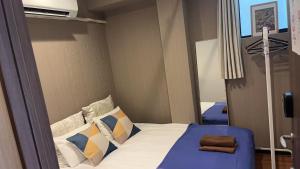 Sky 晴空塔 独立双人间 但是共用浴室厕所102房間的床